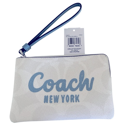 COACH SIGNATURE CORNER ZIP WRISTLET IN SIGNATURE CANVAS “NEW YORK” SCRIPTED - Picture 1 of 3